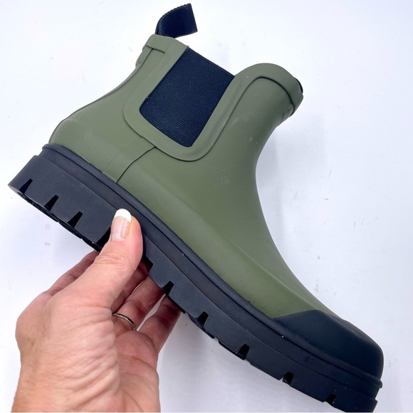 NEW Everlane Surplus Army Green Black Chelsea Rain Boot in Size 6 - Picture 4 of 11